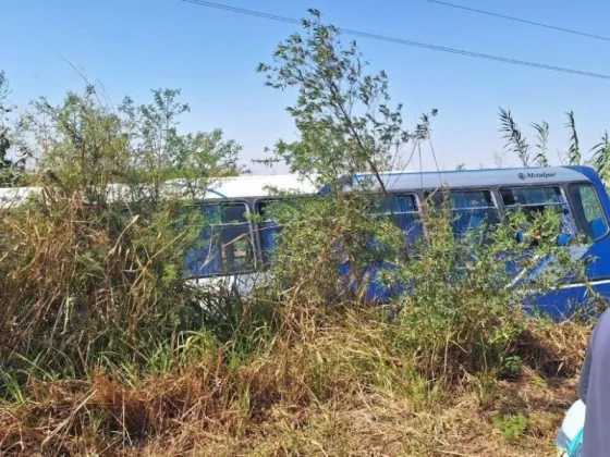 Colectivo interurbano terminó dentro de una zanja