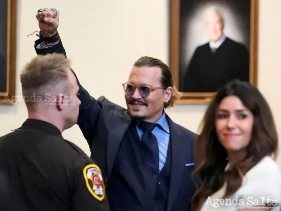 Johnny Depp en la corte, luego de los argumentos finales durante su caso de difamación contra la ex esposa Amber Heard, en la sala del tribunal del circuito del condado de Fairfax, Virginia, 27 de mayo de 2022 (Reuters)