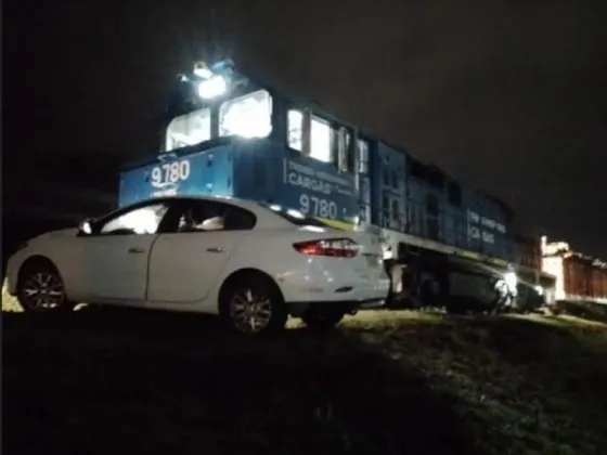 Metán: un tren embistió y arrastró varios metros a un auto