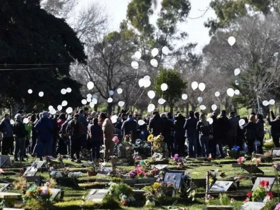 Con una suelta de globos blancos en el cementerio, despidieron los restos del cirujano asesinado