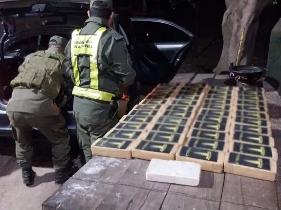 Condenaron a un policía de Tucumán por llevar 46 kilos de cocaína ocultos en un parlante