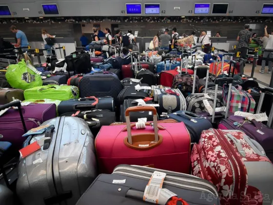Más de cinco mil pasajeros varados por el paro de maleteros en aeroparque