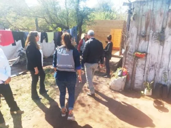Desarrollo Social brinda asistencia a familia vulnerable de Las Lajitas