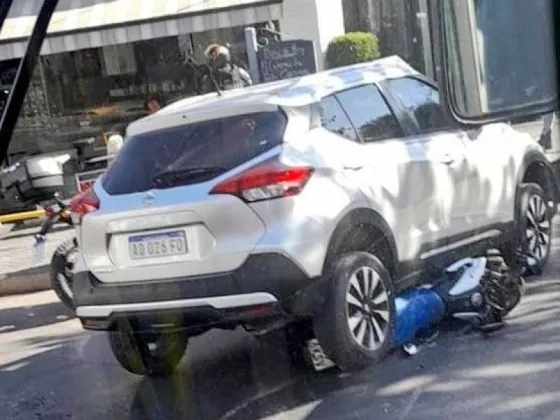 Fuerte colisión entre una camioneta y una moto a minutos de la plaza 9 de Julio