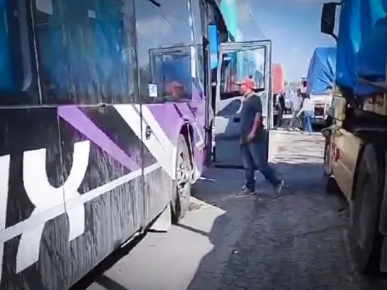 Cientos de Salteños devotos de la Virgen de Urkupiña llevan más de treinta horas atrapados en un corte de ruta en Bolivia