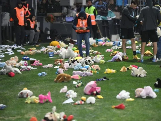 La hinchada de Belgrano tiró ositos de peluche a la cancha y festejó