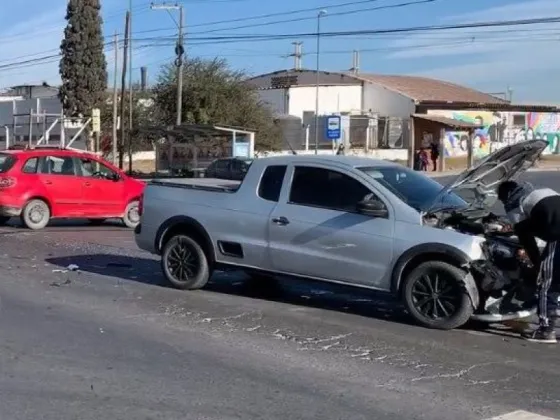 Fuerte choque en la ruta 26 entre un auto y una camioneta