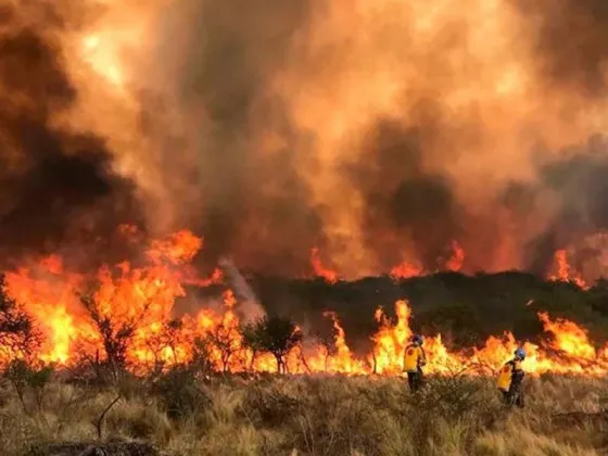 Incendios en Córdoba: el fuego destruyó cabañas en Calamuchita y hubo familias evacuadas