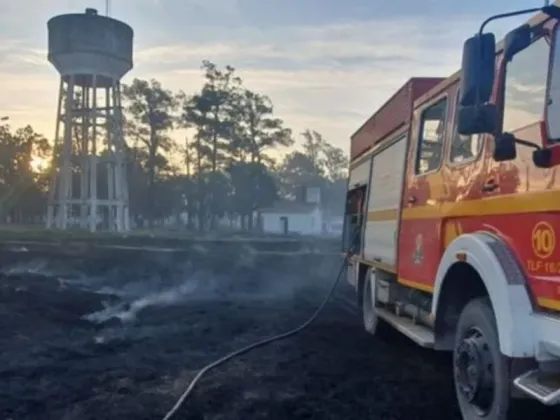Hinchas desatan peligroso incendio con pirotecnia durante partido de fútbol en el sur salteño
