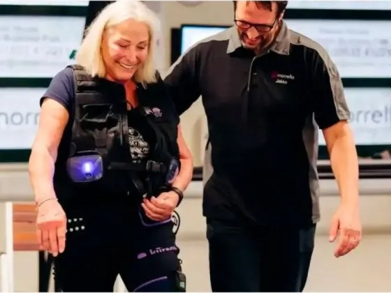 Sufrió un ACV y volvió a caminar gracias a unos pantalones equipados con Inteligencia Artificial