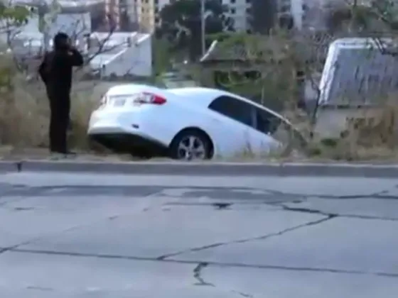 Auto quedó colgando en el barranco: Un pérdida de agua provoca accidente en la bajada del Grand Bourg