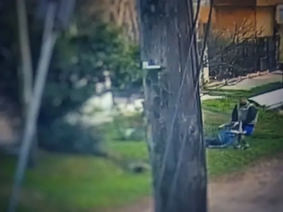 Fue filmado sacando el cuerpo de su vecino y quedó detenido