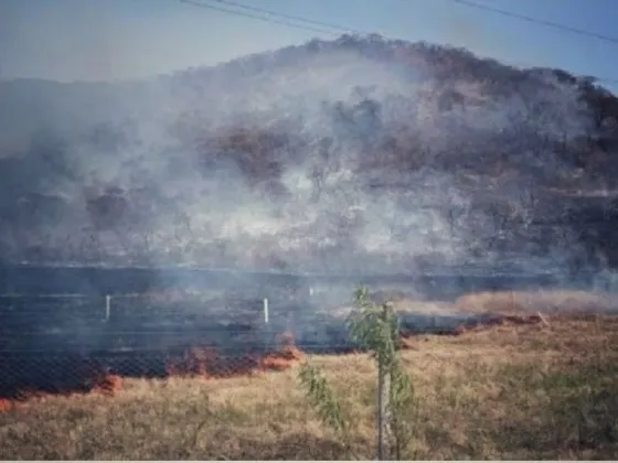 Habrían visto un auto sospechoso en cercanías de los incendios de zona norte