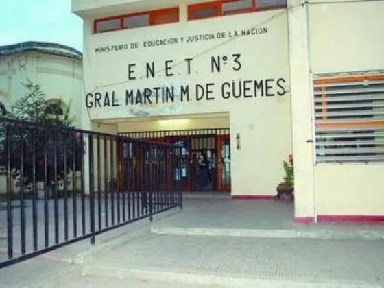 Papás acamparon en la Técnica 3 para tener un lugar para el año que viene