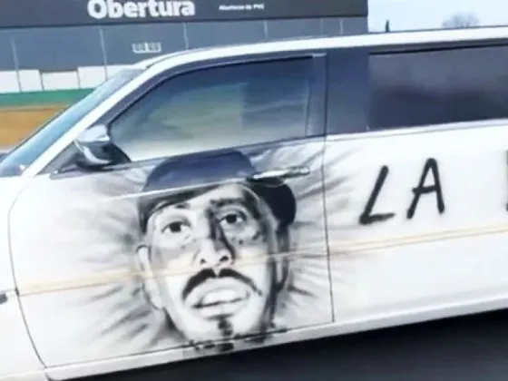 Elegante pintó su limusina con aerosol la cara de "El Noba" y la frase "Tamo Chelo"