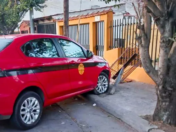 Perdió el control del auto y casi se mete en una casa