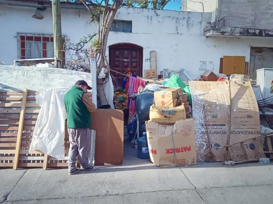 Ancianos fueron desalojados tras terminarse el contrato y viven en la calle hace siete días