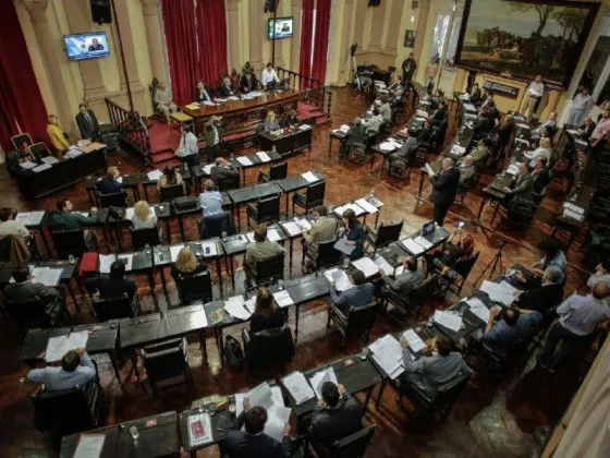 Si los diputados salteños faltan a las sesiones se les descontará el 10% de sus dietas.