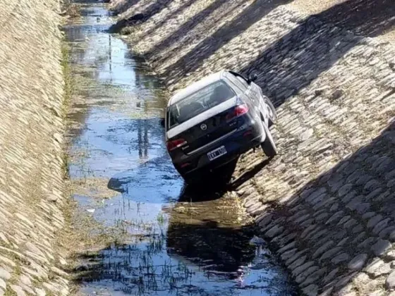 Av. Constitución: Luego de chocar, salteño terminó adentro del canal con auto y todo