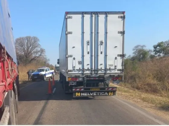 Accidente fatal: Camión de gran porte atropelló a un motociclista y falleció en el acto