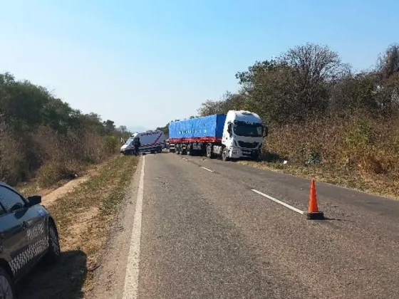 Motociclista chocó contra un caballo y murió arrollado por un camión