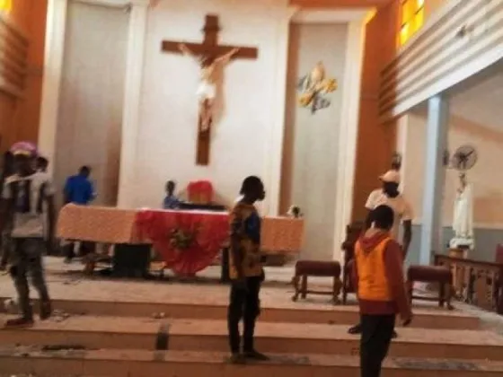 Masacre en Nigeria: durante la misa, entraron a una iglesia secuestraron al cura y mataron a tiros a 50 personas