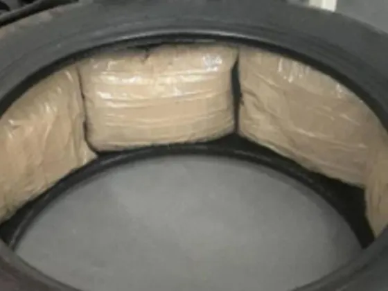 Fue sorprendido con 26 kilos de cocaína que pretendía contrabandear dentro de un neumático