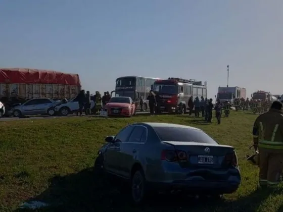 Impresionante choque en cadena en la Au. Rosario - Córdoba: Un muerto y varios heridos