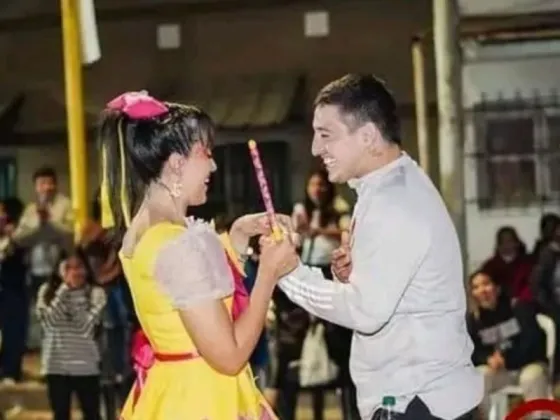 Le propuso casamiento a su pareja durante el tradicional desfile de docentes