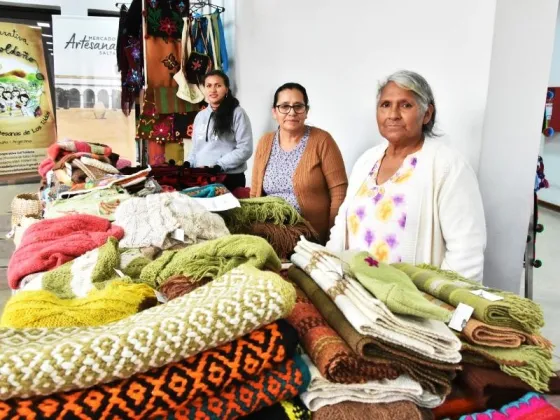 Mujeres artesanas de Los Toldos y Baritú exponen y venden sus productos en el Mercado Artesanal de Salta