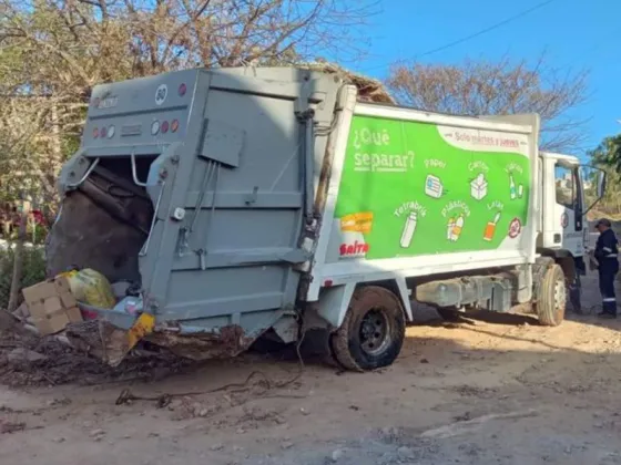 Camión de Agrotécnica Fueguina quedo atrapado en el lodo durante horas