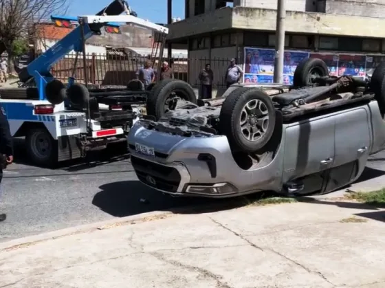 Choque brutal entre dos camionetas: una quedó dada vuelta