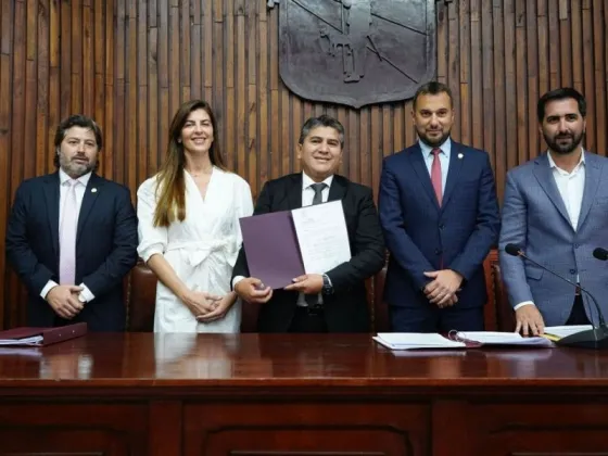 La Intendenta Bettina tomó juramento al nuevo vocal del Tribunal de Cuentas Municipal