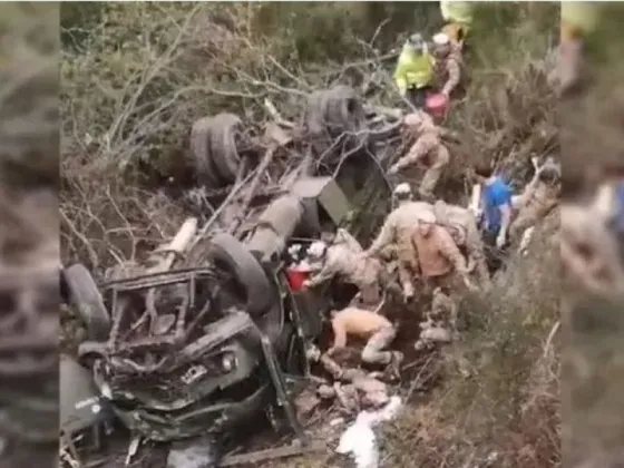 Un camión del Ejército desbarrancó y cayó al vacío en San Martín de los Andes