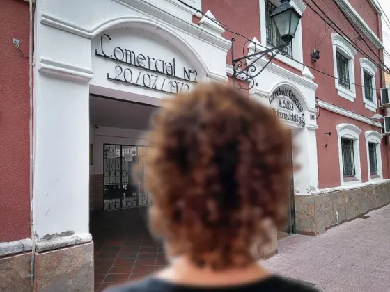 Mamá de un alumno denunció a la directora del colegio Victorino de la Plaza: "Le decía que él se hace los rulos"