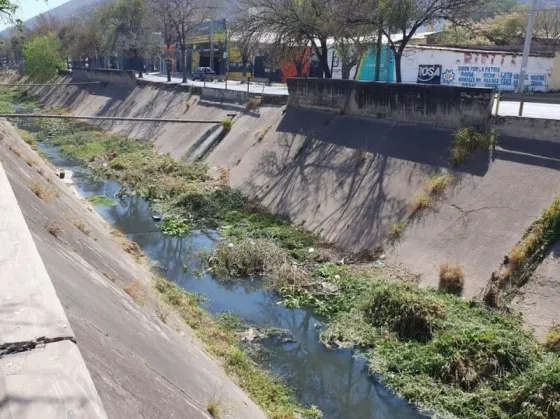 La Municipalidad realiza la limpieza del canal Yrigoyen