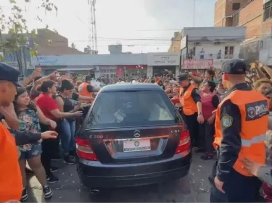 Entre aplausos y lágrimas: así fue la multitudinaria despedida de Huguito Flores en Santiago del Estero