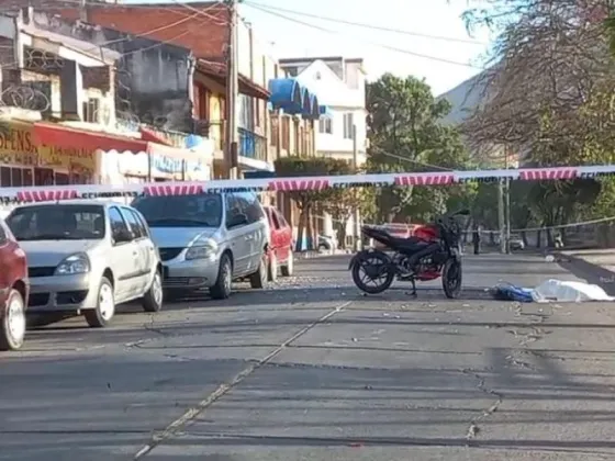 Le robaron todas las pertenencias al motociclista que murió en la Obispo Romero