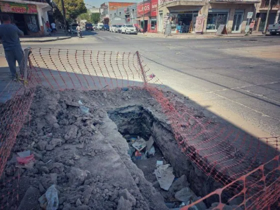 Salteña caminaba por avenida San Martín y se cayó en un pozo