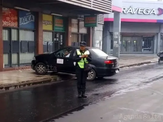Patinó mal: El asfalto mojado en el centro salteño le jugó una mala pasada a remisero