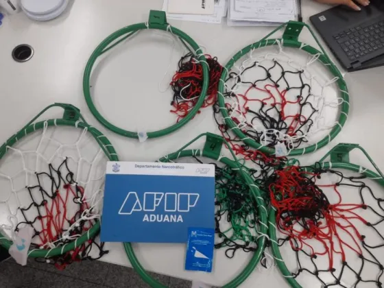 La llevaban dentro de aros de básquet: Aduana argentina frustra contrabando de cocaína a Europa y Asia