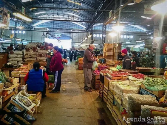 Más de la mitad de los puesteros del mercado Cofruthos aceptan tarjeta de débito