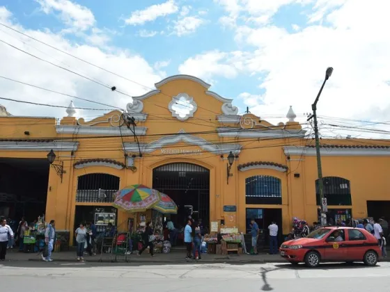 Chorro fue sorprendido en el Mercado San Miguel cuando intentaba vender un celular robado