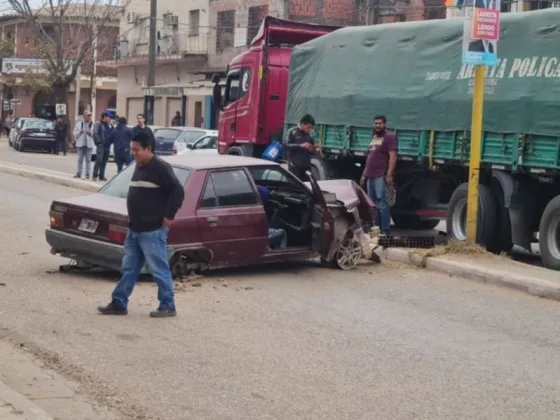 Accidente en Salvador Mazza: un camión de gran porte arrastró un auto por más de 40 metros