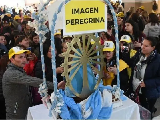 Miles de fieles peregrinan desde el santuario de San Cayetano para llegar a Luján