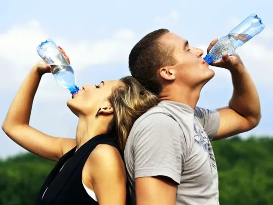 Esta es la cantidad justa de agua que debes tomar para bajar de peso