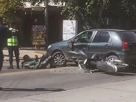 Automovilista hizo una mala maniobra y terminó colisionando con una moto