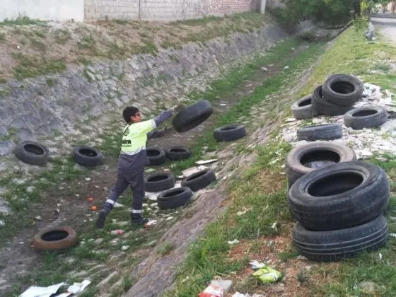 Multaron a gomería por arrojar neumáticos en desuso dentro de un canal pluvial