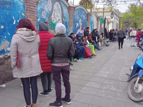 Hicieron fila toda la noche para poder inscribir a sus hijos en un colegio salteño