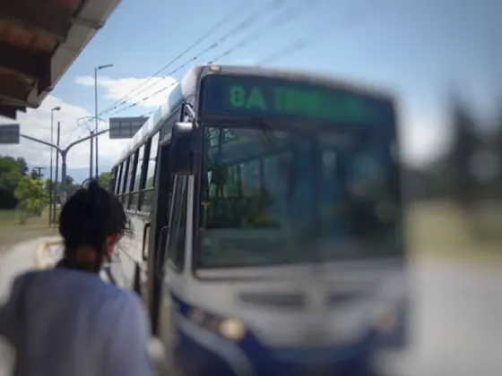 Lo imputaron por intento de robo en una parada de colectivos